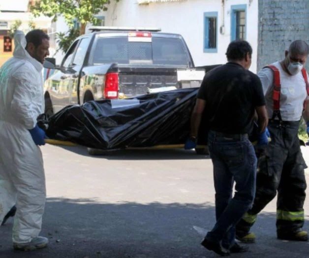 Hallan 10 cuerpos en fosa clandestina de Jalisco Hallan 10 cuerpos en fosa clandestina de Jalisco