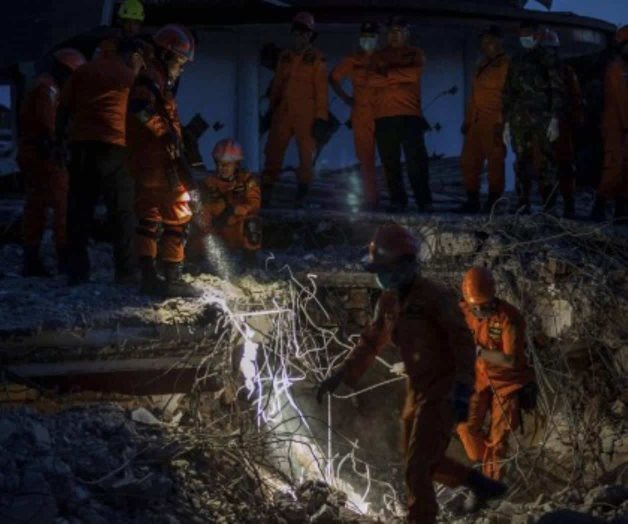Derrumbes complican rescate tras terremoto en Indonesia