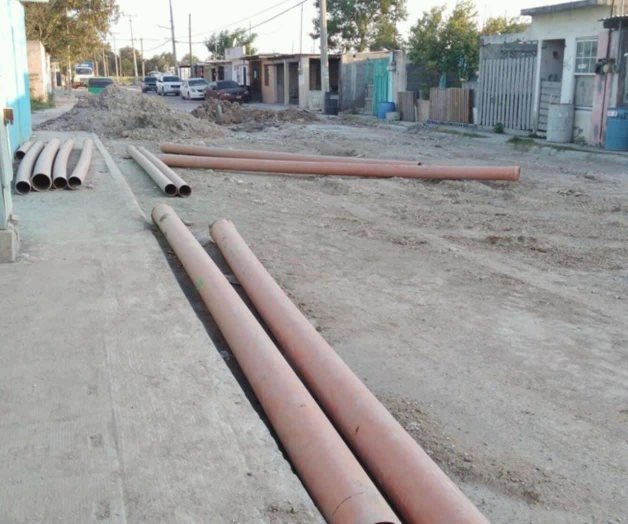 Abren hoyo, inician trabajo, y hasta ahí. Sólo se puede observar un regadero de tubos Abren hoyo, inician trabajo, y hasta ahí. Sólo se puede observar un regadero de tubos