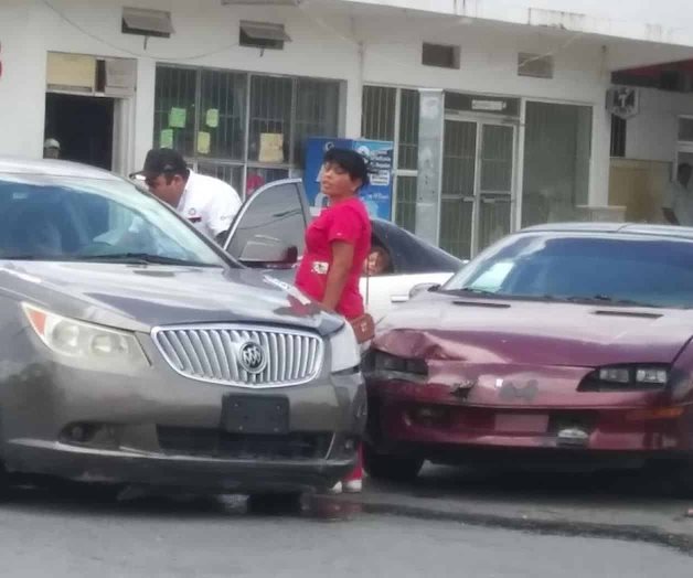 ‘Estrenan’ auto en un percance. Sale lesionada una mujer ‘Estrenan’ auto en un percance. Sale lesionada una mujer
