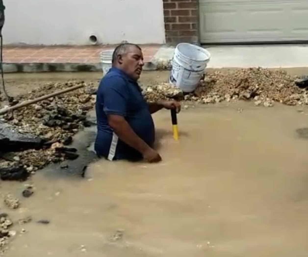 Tuberías en mal estado provocan fugas de agua Tuberías en mal estado provocan fugas de agua