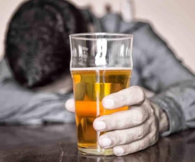 Exceso de alcohol aumenta el riesgo de demencia, según estudio Exceso de alcohol aumenta el riesgo de demencia, según estudio