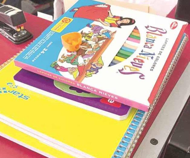 Colectan útiles escolares Colectan útiles escolares