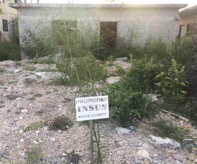 Da INSUS ‘calambre’ a morosos. Colocan sendos anuncios en solares Da INSUS ‘calambre’ a morosos. Colocan sendos anuncios en solares