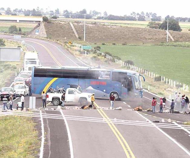 Bloquean carretera y queman patrullas Bloquean carretera y queman patrullas