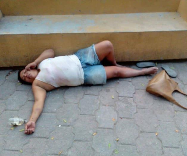 Cae ebria en plaza; abandona a su niña Cae ebria en plaza; abandona a su niña