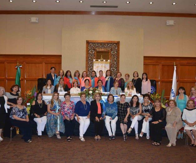 Festejan a cumpleañeras esta mañana Festejan a cumpleañeras esta mañana