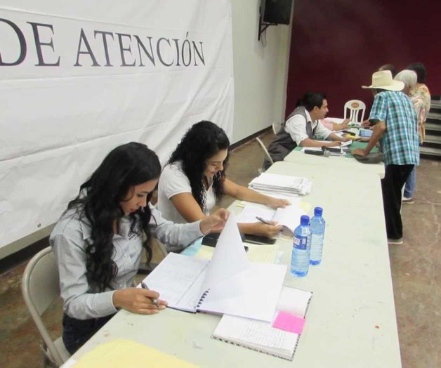 Reciben su pensión los adultos mayores Reciben su pensión los adultos mayores