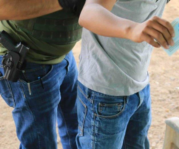 Revientan agentes casa de seguridad llena de ilegales Revientan agentes casa de seguridad llena de ilegales