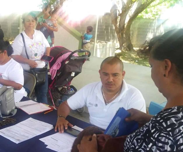 Reparten formatos para tramitar becas Reparten formatos para tramitar becas