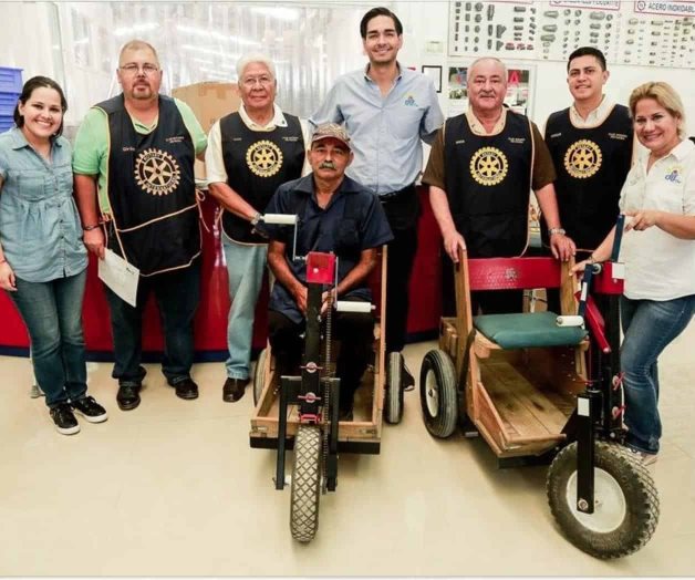 Entregan Club Rotario y DIF un carrito PET a discapacitado