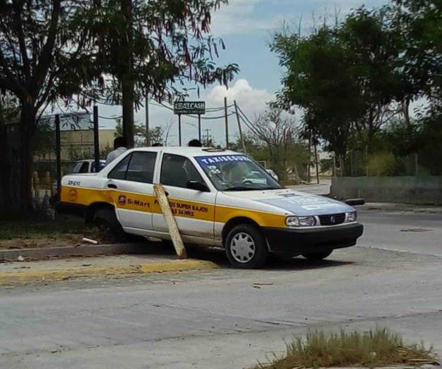 Iba a exceso de velocidad y choca Iba a exceso de velocidad y choca