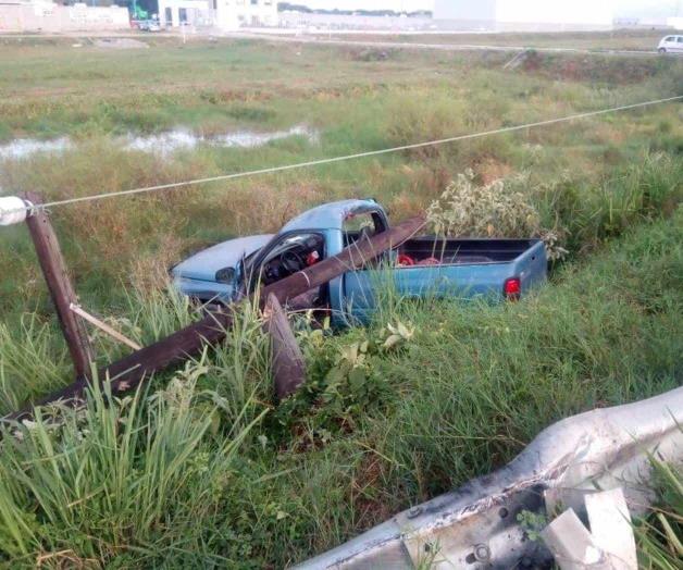Salen volando obreros al impactarse en poste. Iban en la batea de la camioneta Salen volando obreros al impactarse en poste. Iban en la batea de la camioneta