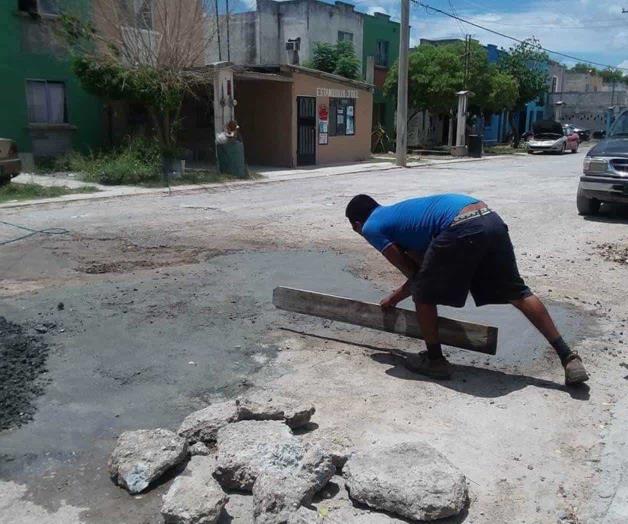 Reparan vecinos sus propias calles Reparan vecinos sus propias calles