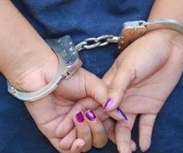 Mujer toma de rehén a un hombre y se atrinchera Mujer toma de rehén a un hombre y se atrinchera