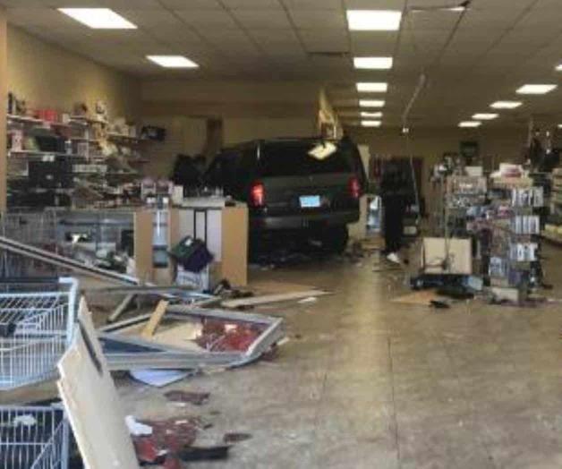 Irrumpe en comercio ¡con todo y vehículo! Irrumpe en comercio ¡con todo y vehículo!