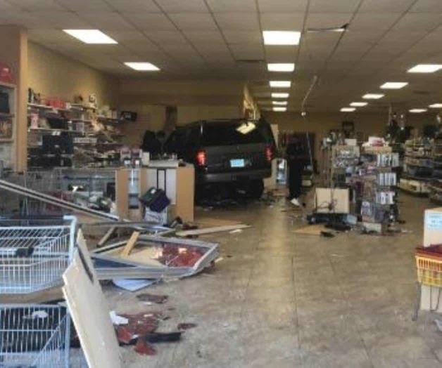 Ingresa a centro comercial… ¡con todo y vehículo!: embiste a cinco personas Ingresa a centro comercial… ¡con todo y vehículo!: embiste a cinco personas