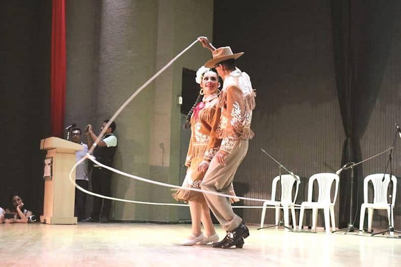 Portaron elegantes vestuarios.