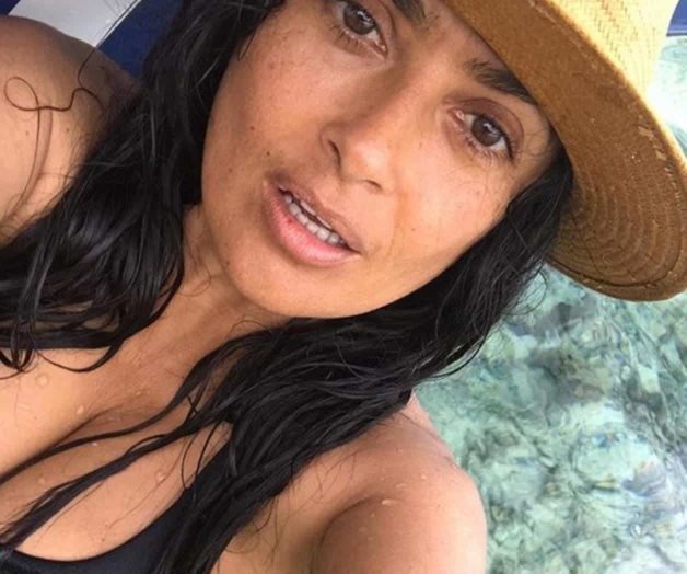 Sin maquillaje y en bikini Sin maquillaje y en bikini