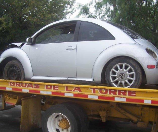 Vuelca en canal y abandona unidad Vuelca en canal y abandona unidad