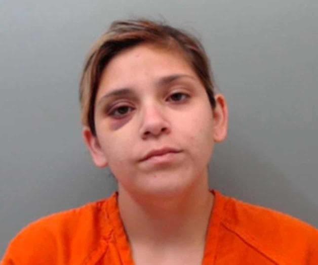 Detienen a mujer alguacil por asaltar a un hombre Detienen a mujer alguacil por asaltar a un hombre