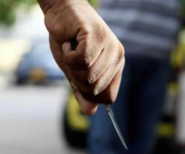 Amaga con cuchillo a empleado Amaga con cuchillo a empleado