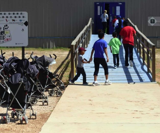 Hallan un poco de paz tras huir de violencia. Centro de detención de familias en Texas