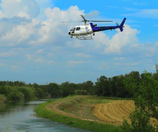 Agente salta de helicóptero al río y salva a una migrante Agente salta de helicóptero al río y salva a una migrante