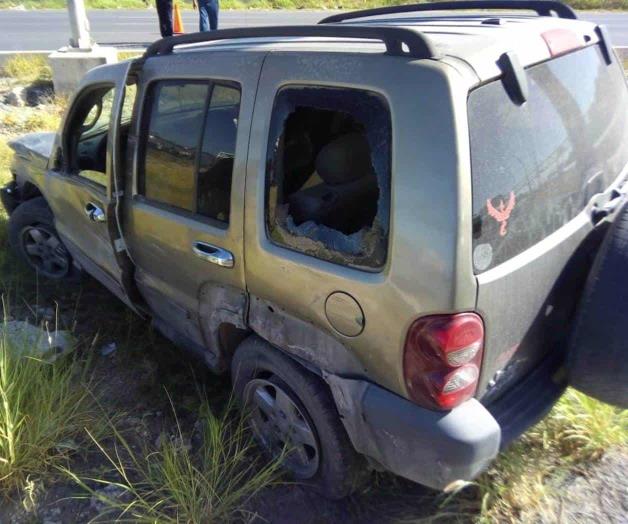 Truena neumático y se vuelca Truena neumático y se vuelca