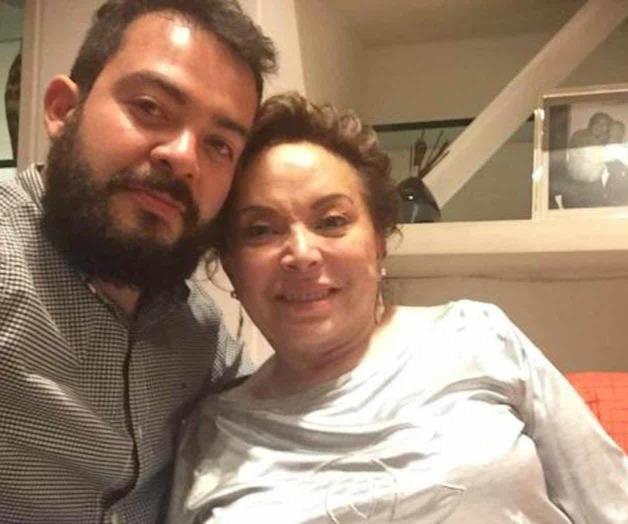 Reaparece Gordillo sonriente en selfie Reaparece Gordillo sonriente en selfie