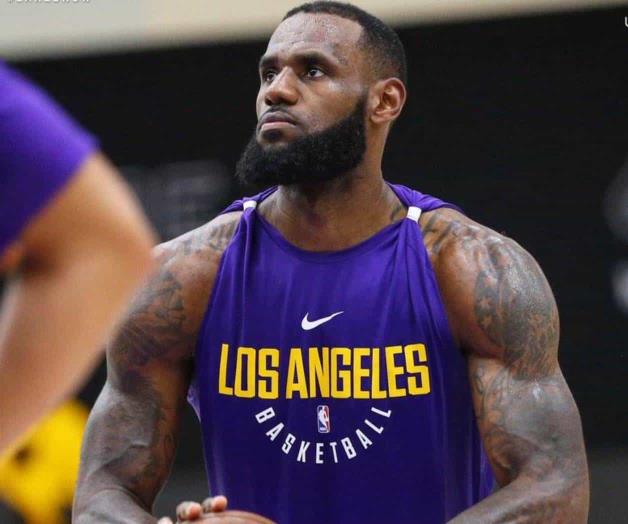 Se viste el ‘Rey’ de púrpura y oro