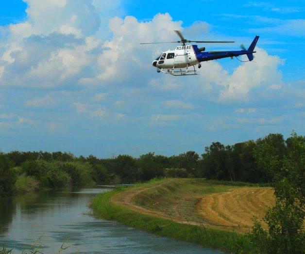 Agente salta de helicóptero al río para salvar a una migrante a punto de ahogarse Agente salta de helicóptero al río para salvar a una migrante a punto de ahogarse