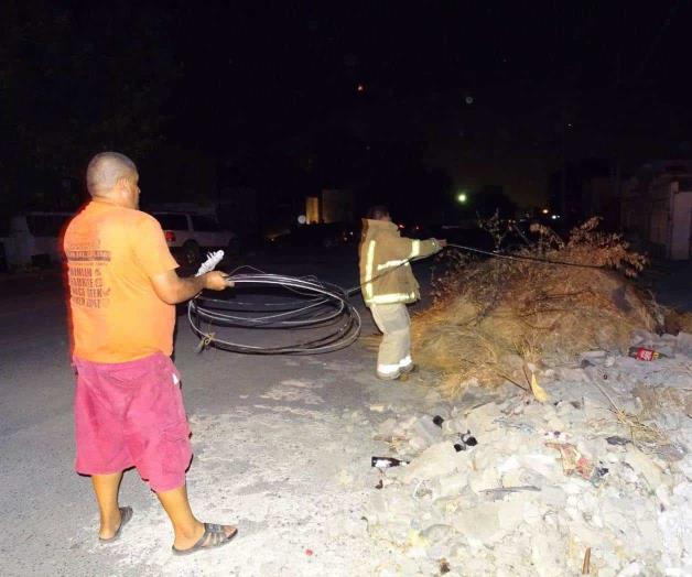 Arranca cables con garra mecánica, daña camioneta y huye