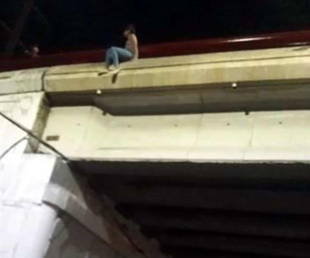 Menor casi se tira de un puente tras discutir con su novio Menor casi se tira de un puente tras discutir con su novio