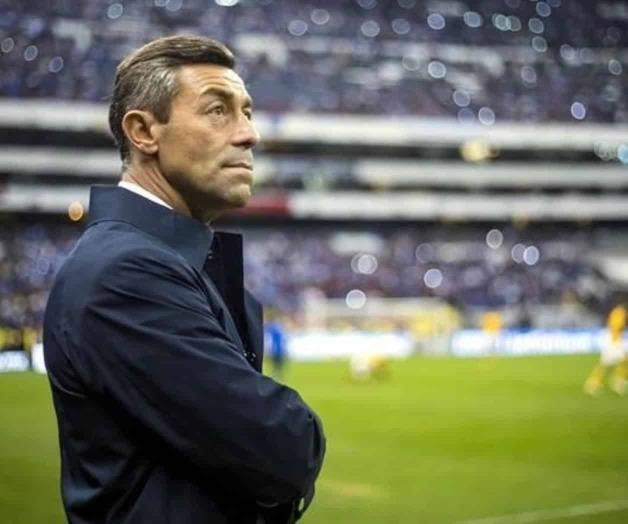 Ve Caixinha a Guillermo Allison levantando la copa Ve Caixinha a Guillermo Allison levantando la copa