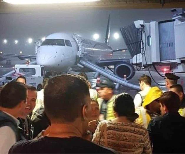 Desalojan avión de Aeroméxico por alarma de fuego