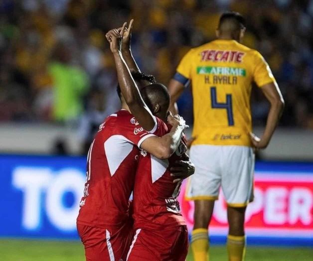 Toluca frena a los Tigres y gana 2-1 Toluca frena a los Tigres y gana 2-1