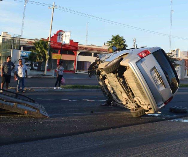 Volcadura deja a pareja herida