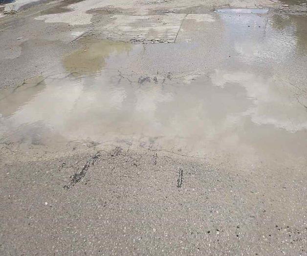 Baches y fugas de agua rodean al Santa Fe Baches y fugas de agua rodean al Santa Fe