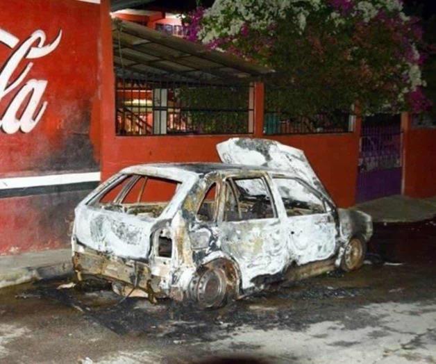 Queman autos tras balaceras en Acapulco Queman autos tras balaceras en Acapulco