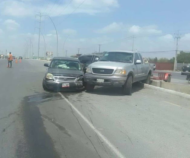 Causa carambola al invadir el carril Causa carambola al invadir el carril