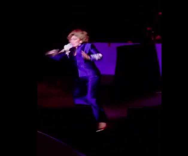 🎥 Sufre Angélica María dura caída en concierto 🎥 Sufre Angélica María dura caída en concierto