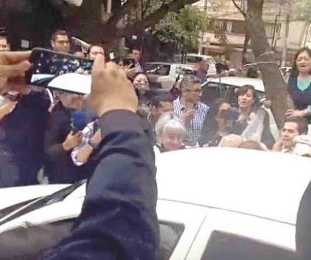 Protegen a AMLO de un fanático religioso Protegen a AMLO de un fanático religioso