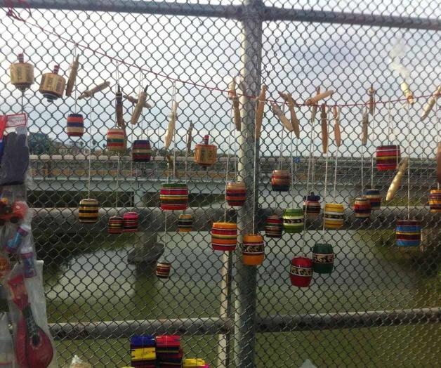 Comercializan artesanías en el puente internacional Comercializan artesanías en el puente internacional