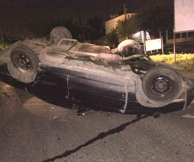 Vuelcan vehículo y lo abandonan Vuelcan vehículo y lo abandonan