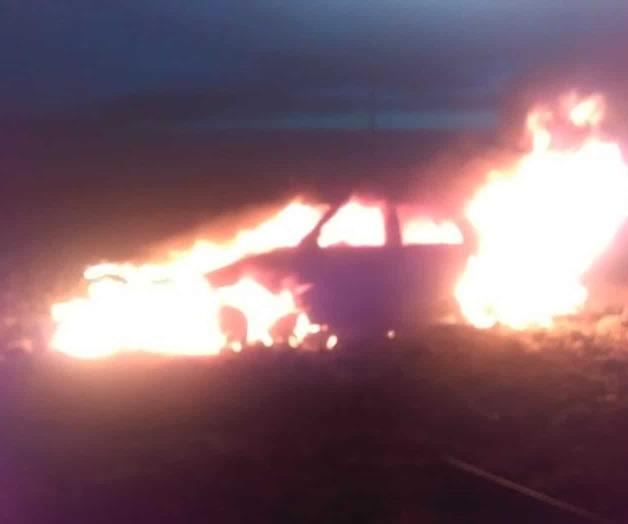 Sufren volcadura, dejan auto y éste se incendia Sufren volcadura, dejan auto y éste se incendia