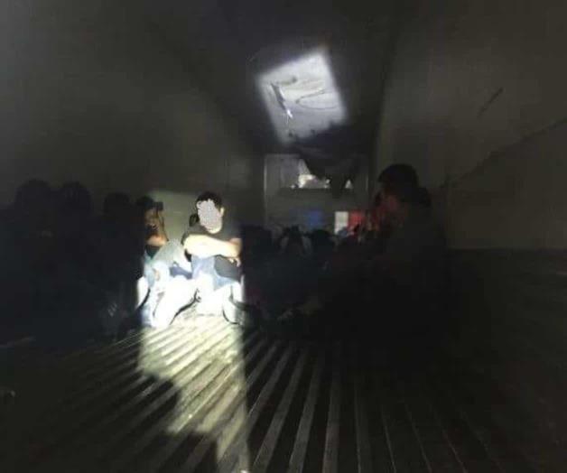 Rescatan a 78 de caja refrigerada. El conductor y amigo trataron de huir Rescatan a 78 de caja refrigerada. El conductor y amigo trataron de huir