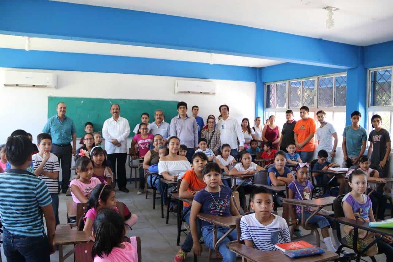 TRABAJO EN CONJUNTO. Maestros, alumnos, padres de familia y personal IRCA.