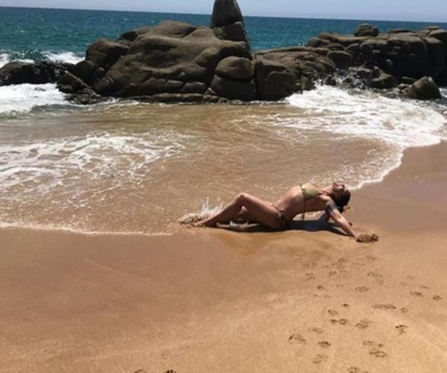 Se deja ver en bikini Se deja ver en bikini