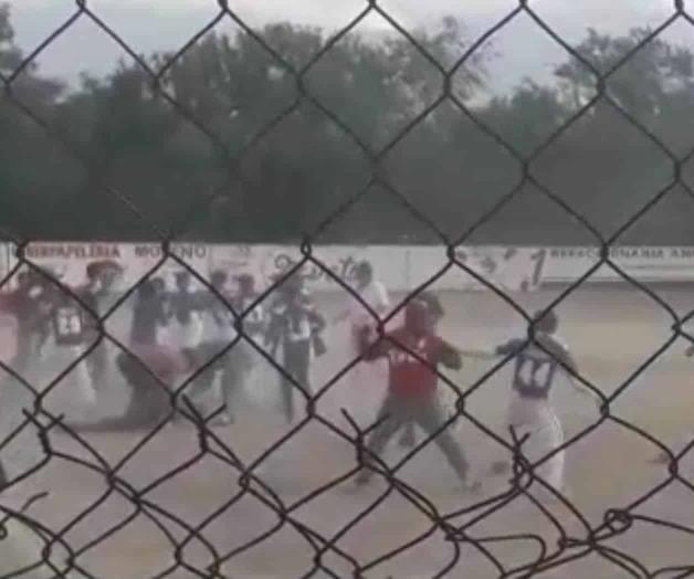 🎥 Riña campal en juego de softbol deja al ampáyer herido 🎥 Riña campal en juego de softbol deja al ampáyer herido